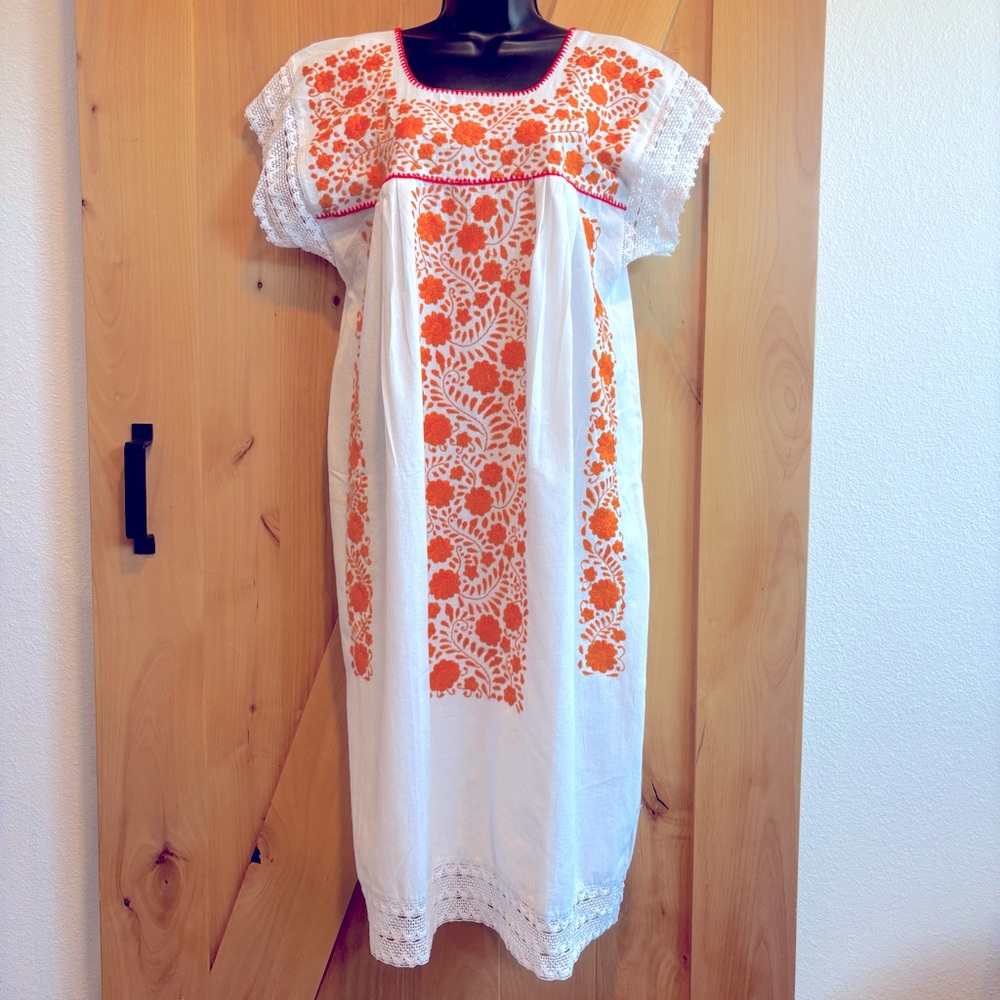 💕New Listing 💕 Stunning handmade embroidered cotton-manta kimono dress